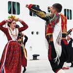Dubrovaki primorski svatovi u Luci Gru, Dubrovnik, pleu lino za goste cruisera